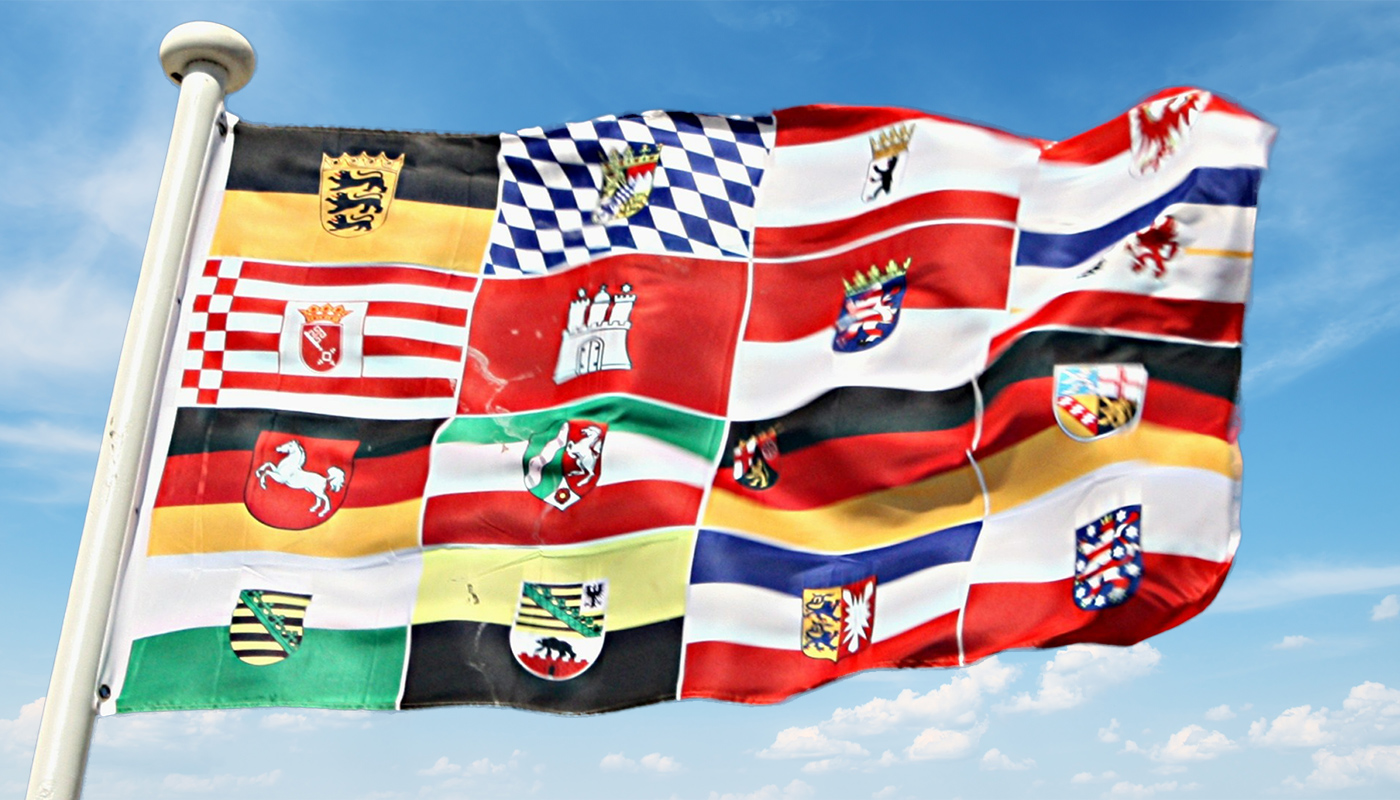Das Foto zeigt eine Flagge mit den Landeswappen der Bundesl&auml;nder.