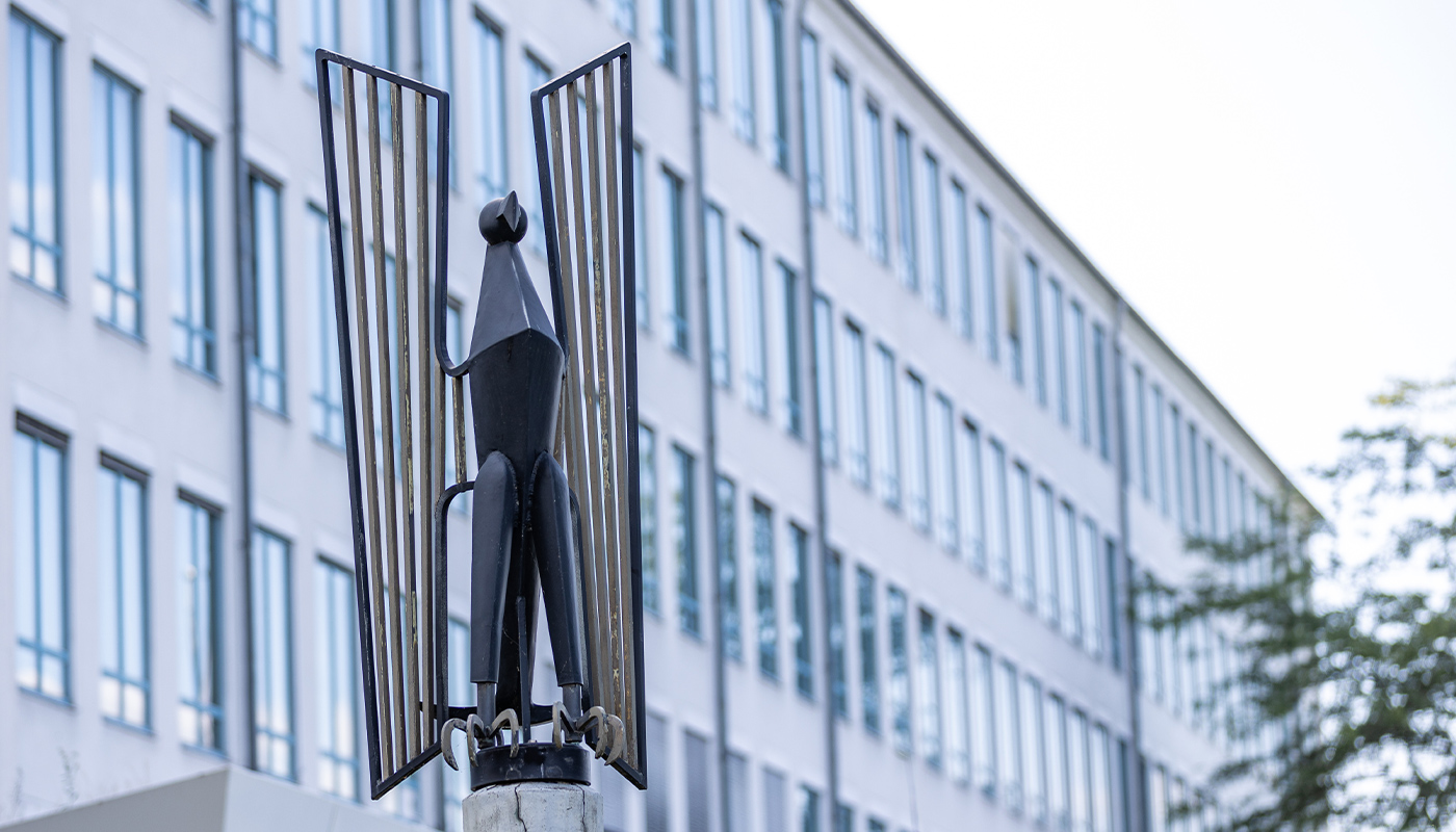 Ein Foto zeigt eine Skulptur des Bundesadlers auf der Liegenschaft des Bundesrechnungshofes in Bonn.