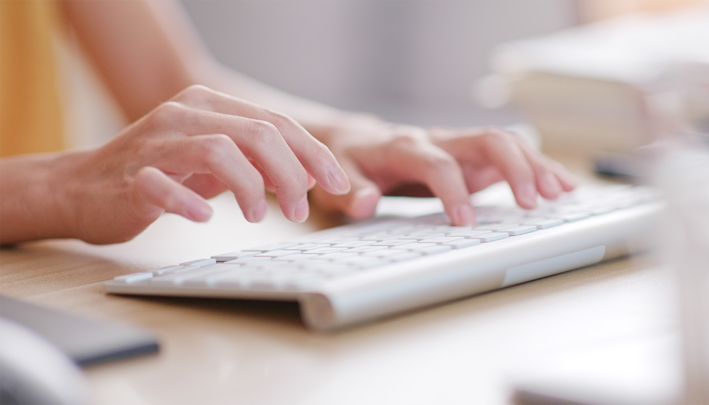 Ein Foto zeigt die H&auml;nder einer Person w&auml;hrend des Schreibens auf einer Computer-Tastatur. 