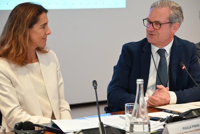 Kay Scheller, Präsident des Bundesrechnungshofes, im Gespräch mit Paula Pinho, Direktorin in der Generaldirektion Energie der Europäischen Kommission.