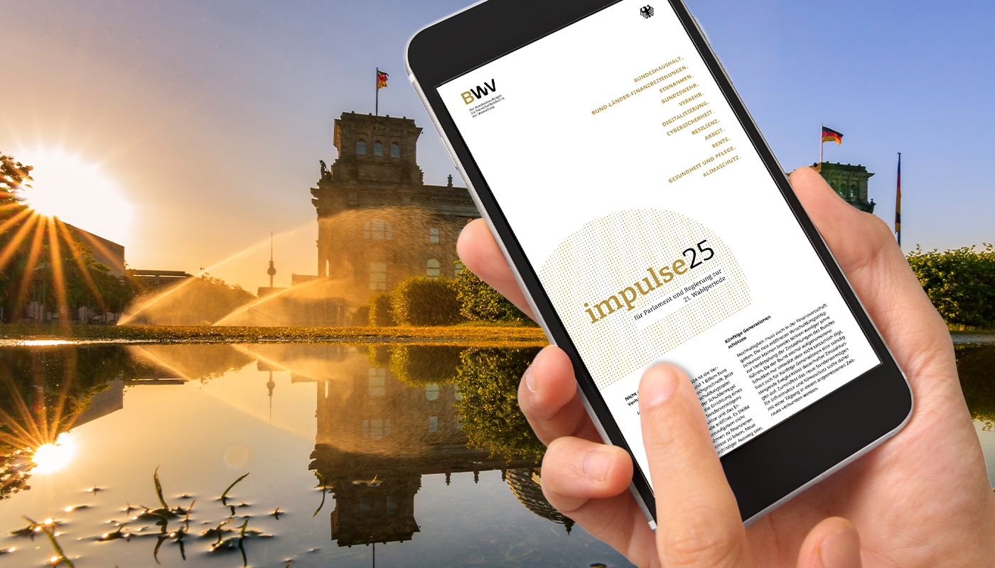 Im Hintergrund Ansicht des Reichtagsgeb&auml;udes in Berlin. Im Vordergrund Smartphone, auf dem Bildschirm ist das Deckblatt der Impulse25 zu sehen.