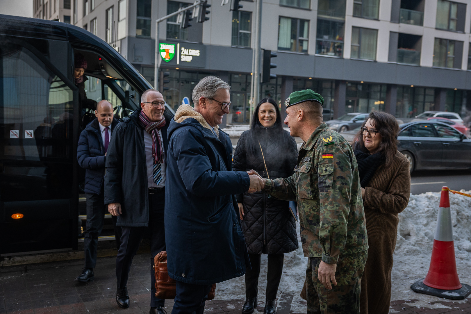 Pr&auml;sident Kay Scheller wird von Brigadekommandeur Christoph Huber beim Besuch des Brigadestabes in Vilnius begr&uuml;&szlig;t.