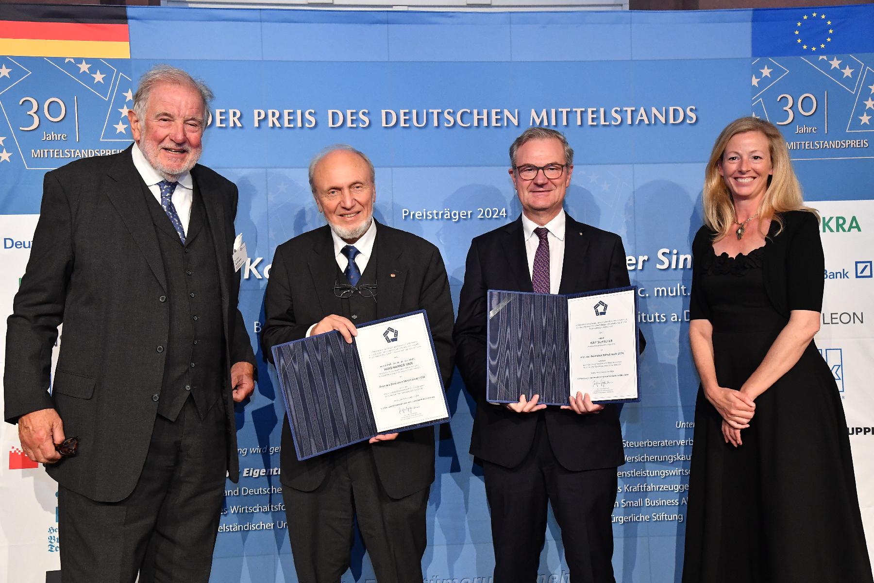 Die Preistr&auml;ger des Deutschen Mittelstandspreises erhalten ihre Urkunden verliehen. 